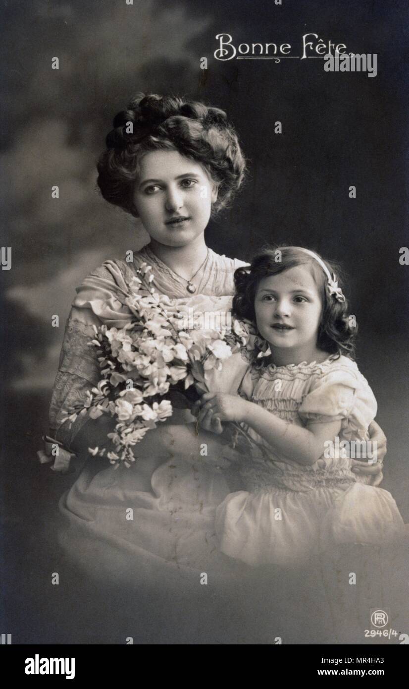 Año nuevo postal francés representando una clase media, la madre y el niño 1900 Foto de stock