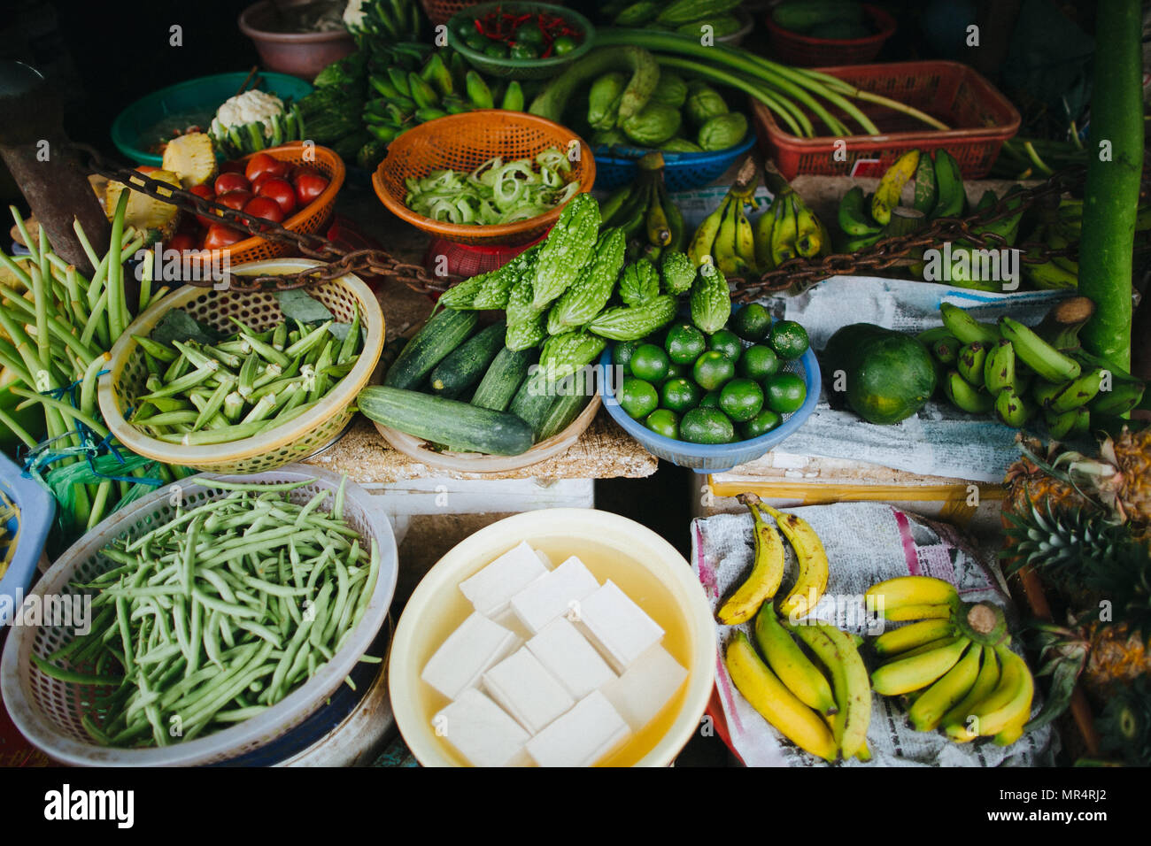 Frutas y vegetales orgánicos y saludables en los kioscos de periódicos en Hoi An, Vietnam Foto de stock