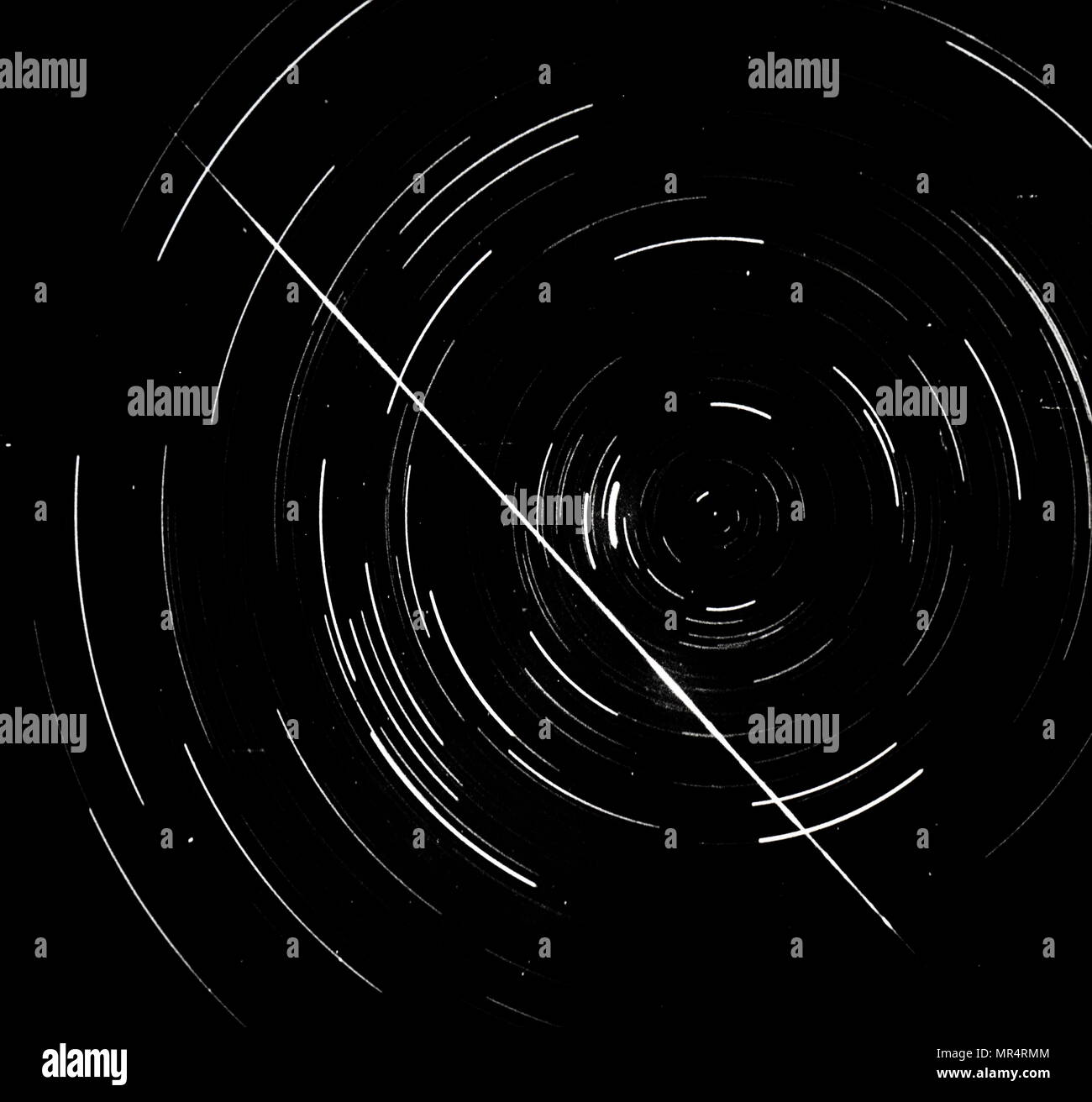 La larga exposición (2h 14m) Fotografía de estrellas circumpolares con un meteoro trail. Fecha siglo xx Foto de stock