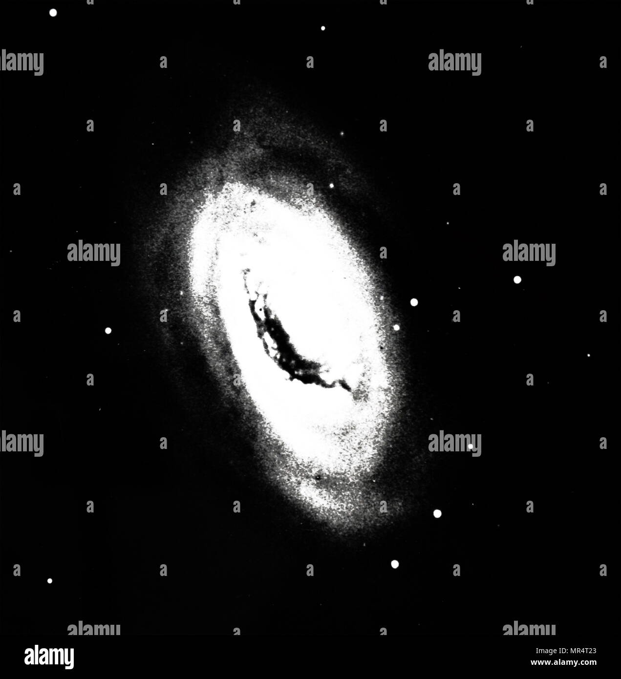 Fotografía de la galaxia espiral (M 64) en la constelación de Coma Berenices, mostrando oscureciendo asunto en regiones centrales. Fecha siglo xx Foto de stock