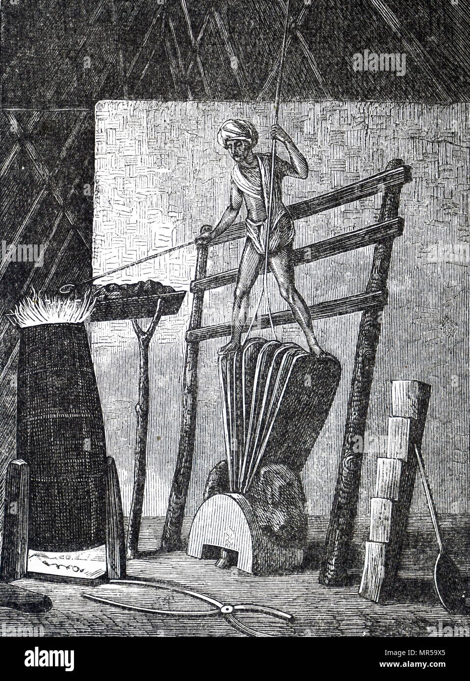 Grabado representando el proceso de fundición de hierro en la India. Fecha del siglo XIX Foto de stock