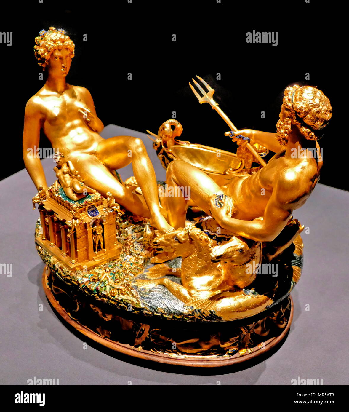 Fotografía del Cellini Salero (Saliera), una mesa de oro esmaltado  escultura, por Benvenuto Cellini. Fue completado en 1543 por Francisco I de  Francia, a partir de los modelos que había preparado muchos