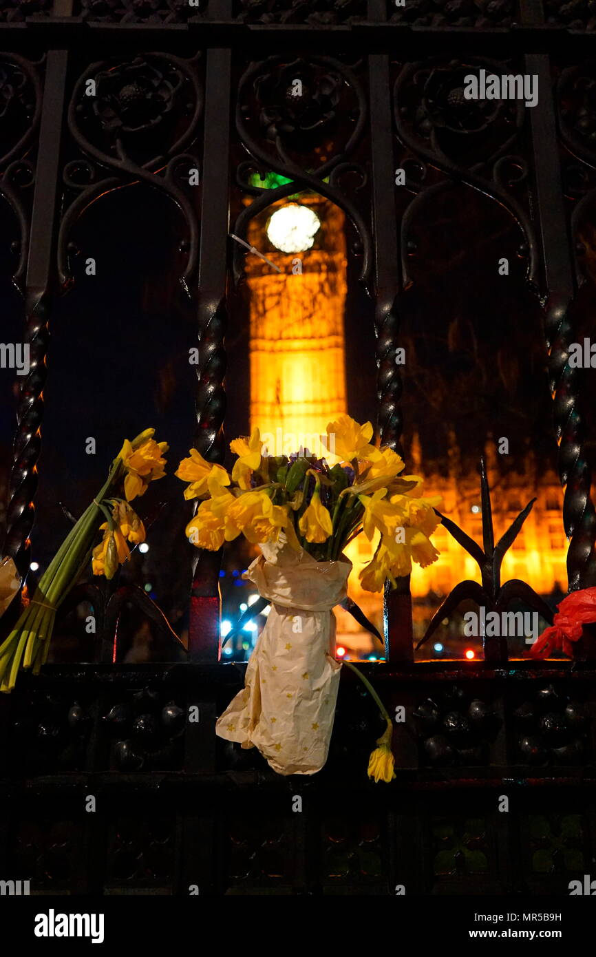 Fotografía que muestra los homenajes colocados fuera del Parlamento en Londres, después del 22 de marzo de 2017, un ataque terrorista. El atacante, de 52 años de edad, el británico Khalid Masood, conducía un coche a los peatones en la acera a lo largo del lado sur de Westminster Bridge y Bridge Street, hiriendo a más de 50 personas, cuatro de ellos mortales. Fecha Siglo XXI Foto de stock