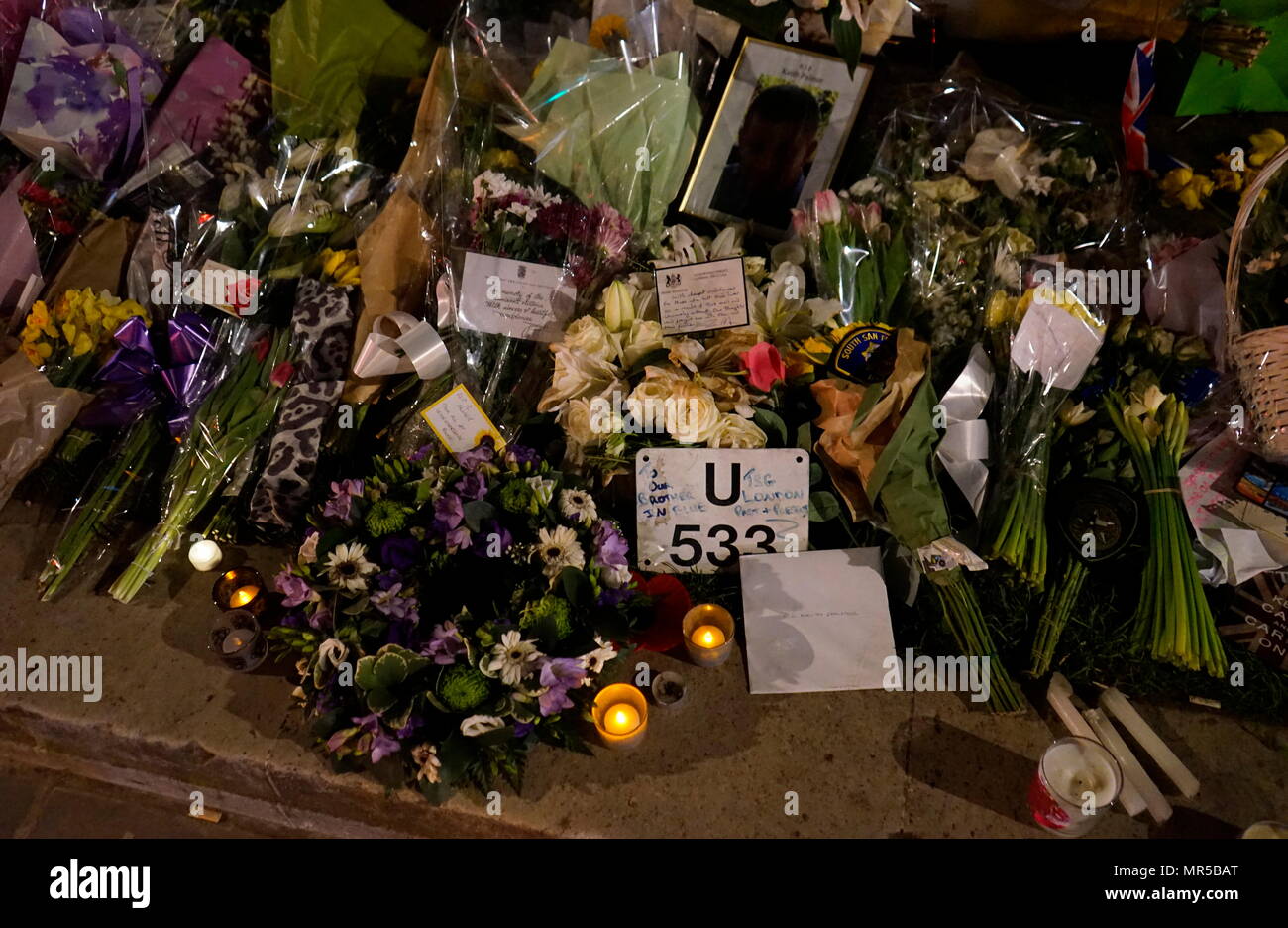 Fotografía que muestra los homenajes colocados fuera del Parlamento en Londres, después del 22 de marzo de 2017, un ataque terrorista. El atacante, de 52 años de edad, el británico Khalid Masood, conducía un coche a los peatones en la acera a lo largo del lado sur de Westminster Bridge y Bridge Street, hiriendo a más de 50 personas, cuatro de ellos mortales. Fecha Siglo XXI Foto de stock
