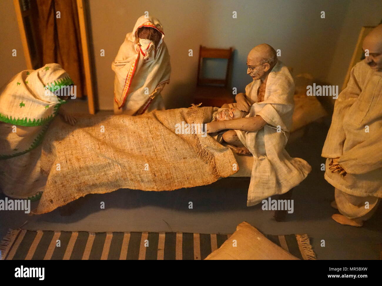 Fotografía de un modelo de reconstrucción de Mahatma Gandhi viendo su esposa Kasturba Gandhi muriendo en 1944. Fecha Siglo XXI Foto de stock