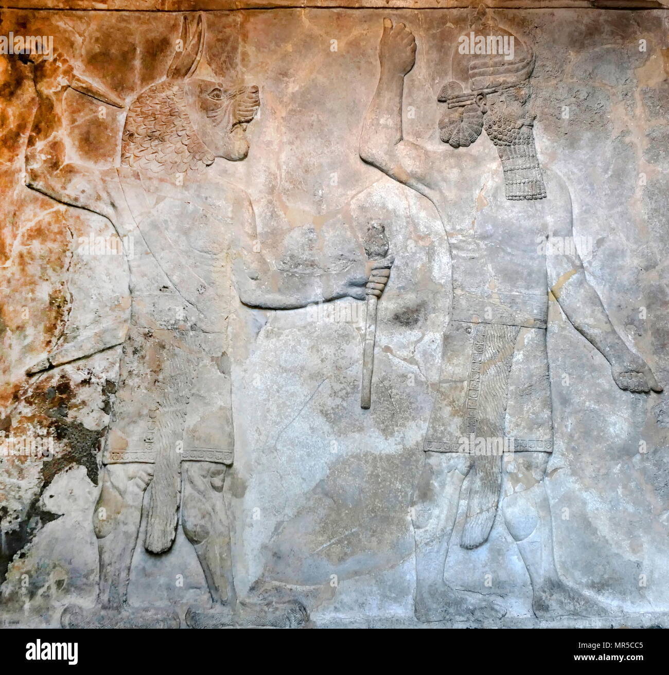 Dos espíritus protectores: un Ugallu, 'Gran León', y una casa de Dios, asiria, alrededor de 700-692 A.C. de Nínive, al suroeste Palace Foto de stock