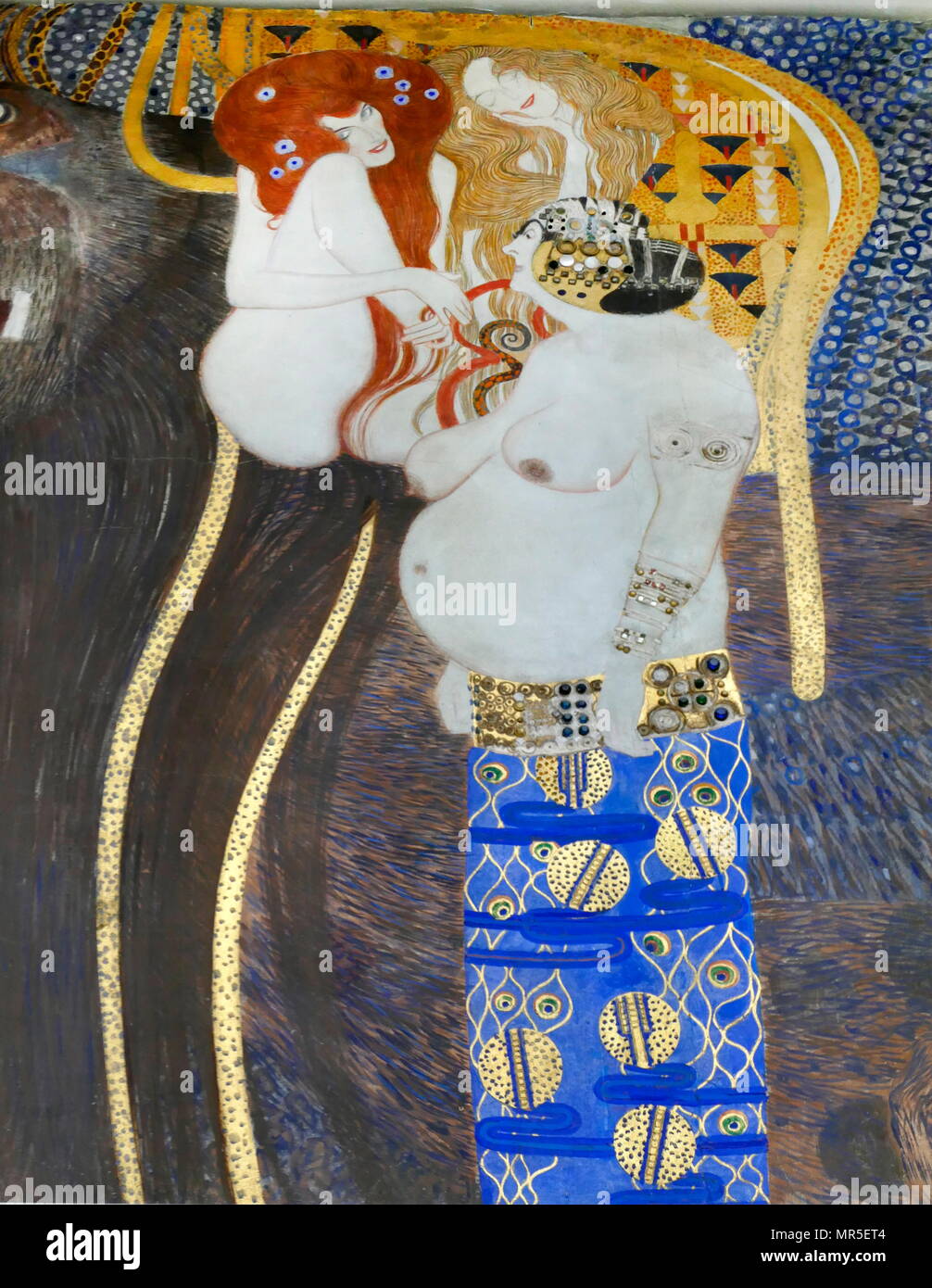 El friso de Beethoven es una pintura de Gustav Klimt en exhibición en el Palacio de la Secesión de Viena, Austria. En 1901, Klimt pintó el friso de Beethoven para la 14ª exposición secesionista de Viena con motivo de la celebración del compositor. Significaba para la exposición, el friso fue pintada directamente sobre las paredes con materiales ligeros. El friso ilustra el deseo humano de felicidad en un mundo de sufrimiento y tempestuosos que uno sostiene, no sólo con las fuerzas del mal externas pero también con debilidades internas. Foto de stock