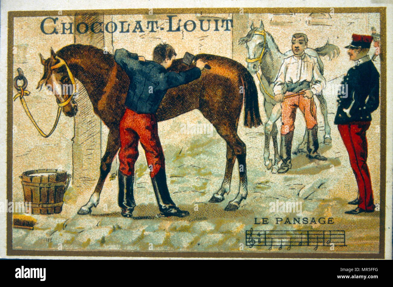 Chromolithograph desde una envoltura de chocolate, circa 1900, representando caballería francesa novios asisten a los caballos en los establos Foto de stock