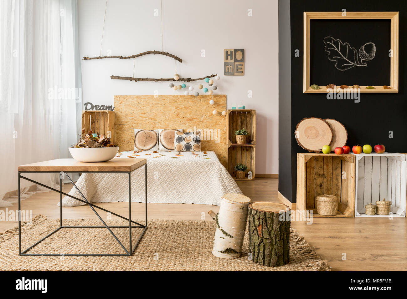Luminoso y espacioso dormitorio con negro y paredes blancas y muebles de  madera bricolaje ecológico Fotografía de stock - Alamy