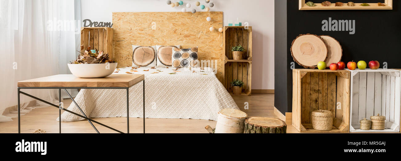 Bricolaje decoración dormitorio- cajones de madera en dormitorio inspirador  Fotografía de stock - Alamy