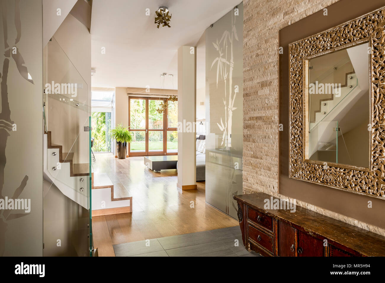 El corredor de la elegante casa con un diseño de lujo Foto de stock