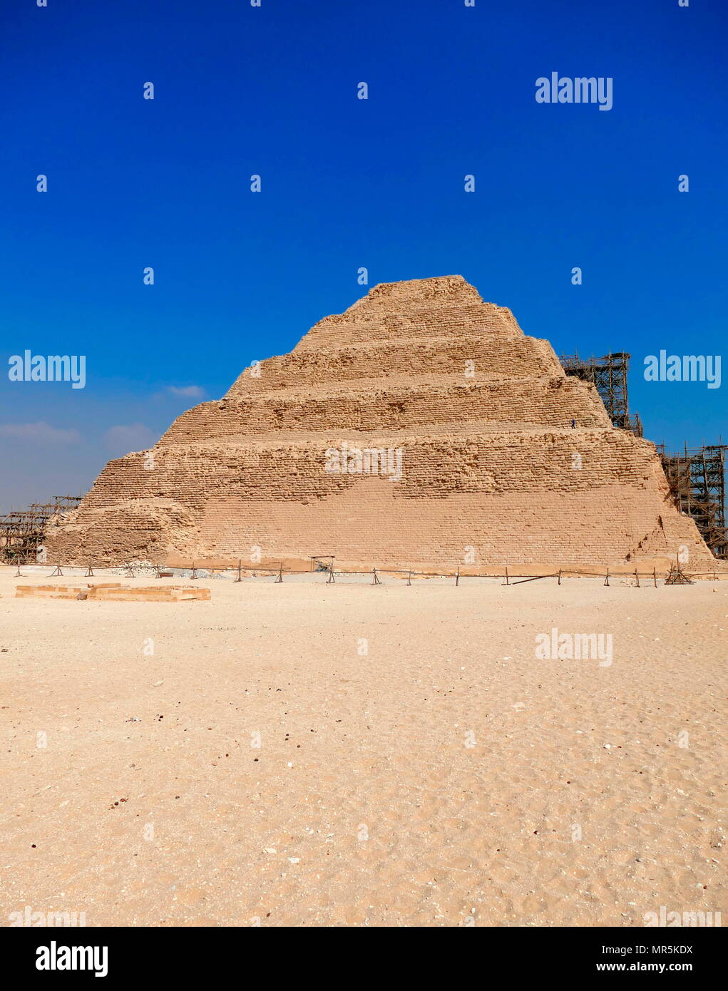 Paso Pirámide de Djoser en Saqqara, Egipto. Saqqara fue un antiguo cementerio en Egipto, sirviendo como la necrópolis de la antigua capital de Egipto, Memphis. Djoser fue el primer o segundo rey de la tercera dinastía (ca. 2667 a 2648 BC) del antiguo reino de Egipto (ca. 2686 a 2125 a.C.) Foto de stock