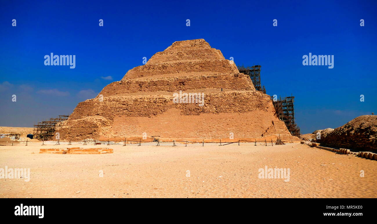 Paso Pirámide de Djoser en Saqqara, Egipto. Saqqara fue un antiguo cementerio en Egipto, sirviendo como la necrópolis de la antigua capital de Egipto, Memphis. Djoser fue el primer o segundo rey de la tercera dinastía (ca. 2667 a 2648 BC) del antiguo reino de Egipto (ca. 2686 a 2125 a.C.) Foto de stock