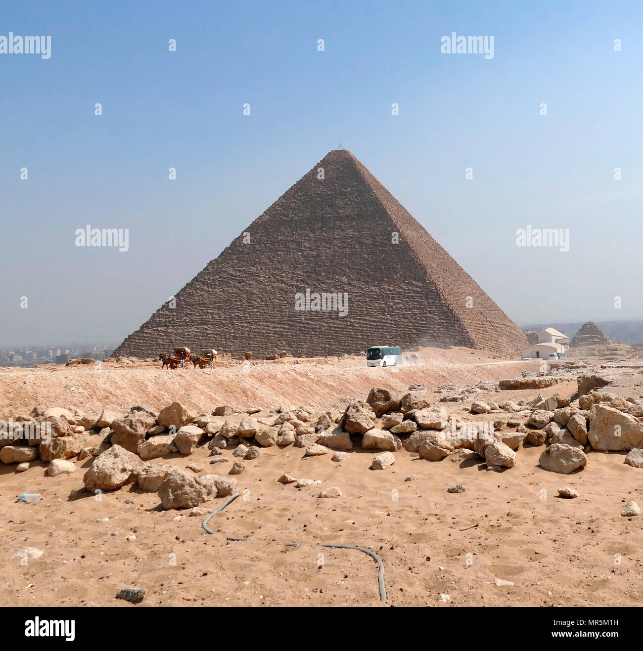 La Gran Pirámide de Giza (Pirámide de Khufu o pirámide de Keops); la más antigua y más grande de las tres pirámides en el complejo de la pirámide de Giza, en Egipto. Es la más antigua de las siete maravillas del mundo antiguo, y la única que permanecen prácticamente intactos. Completado alrededor de 2560 AC. Foto de stock
