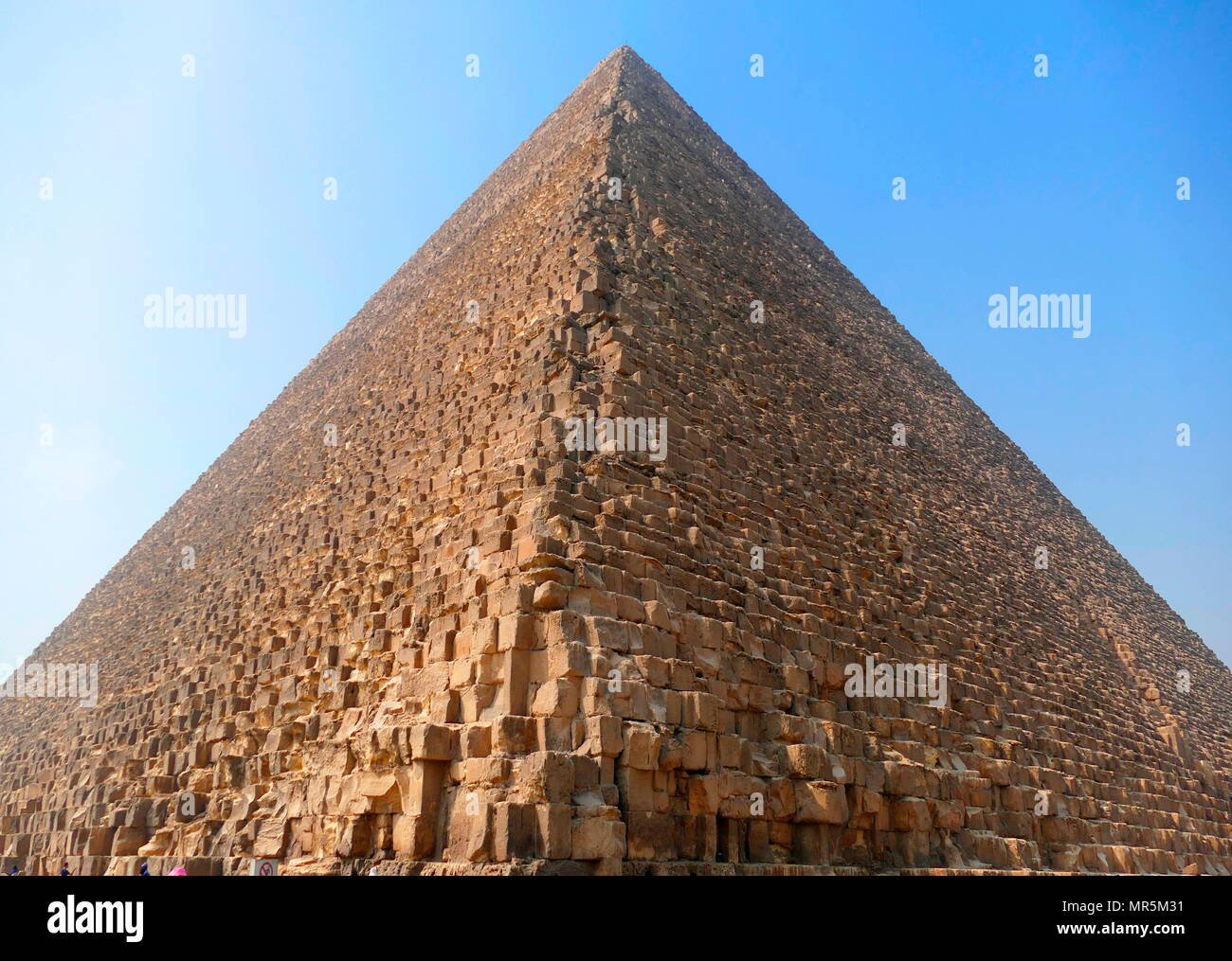 La Gran Pirámide de Giza (Pirámide de Khufu o pirámide de Keops); la más antigua y más grande de las tres pirámides en el complejo de la pirámide de Giza, en Egipto. Es la más antigua de las siete maravillas del mundo antiguo, y la única que permanecen prácticamente intactos. Completado alrededor de 2560 AC. Foto de stock