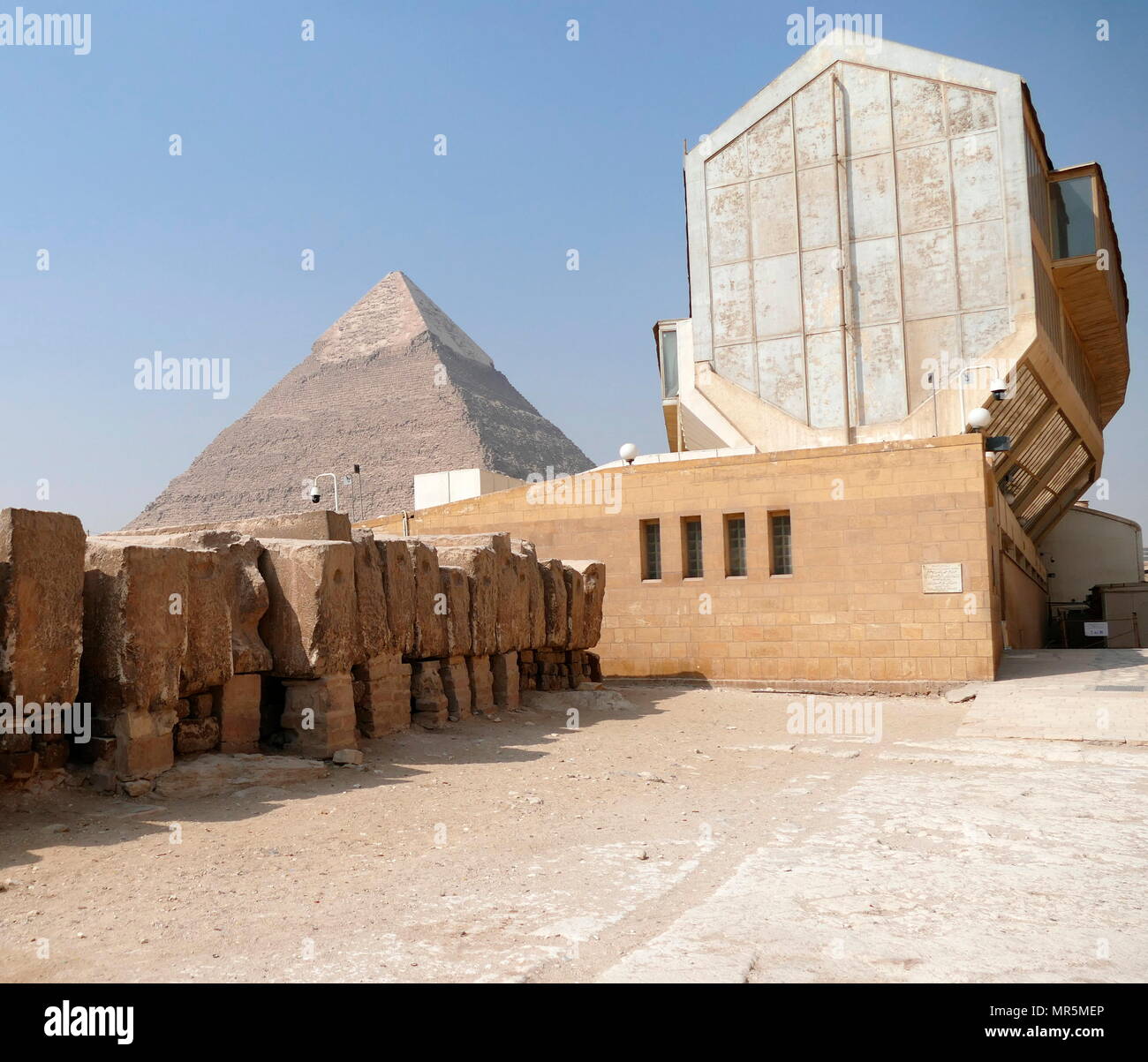 Barco de Ra (Barco) Museo Solar junto a la pirámide de Khafre o de Chephren, es el segundo más alto y la segunda más grande de las antiguas pirámides de Giza Egipto y la tumba del faraón Khafre Fourth-Dynasty (Chephren), quien gobernó desde 2558 a 2532 A.C. c. Foto de stock