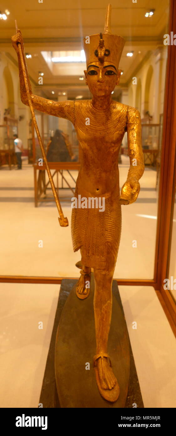 Estatua dorada del Rey Tutankamón de pie con una lanza en una lengüeta flotante. Desde su tumba. 1323 BC. Xviii dinastía, Reino Nuevo Foto de stock