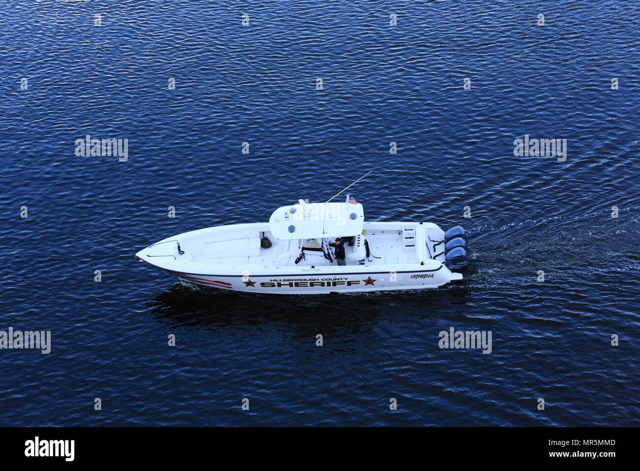 Un barco del Sheriff del Condado de Hillsborough patrullando Tampa Bay Harbour Foto de stock