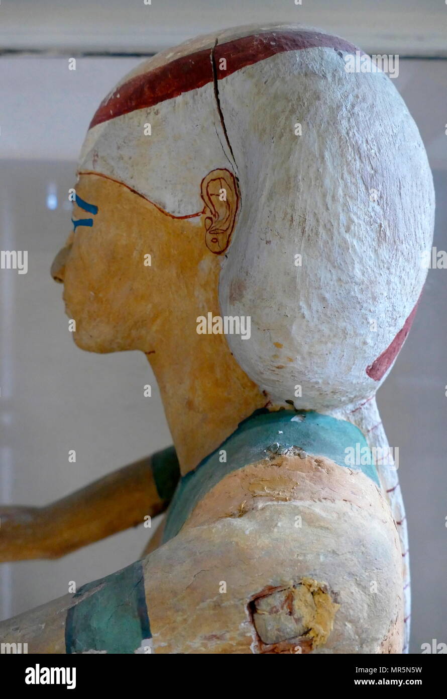 Estatua de Nephtys, 21ª dinastía (c. 1070 - 946 a.C.). Cachette de los sacerdotes de Ajnun, Deir el-Bahari estatua de Isis portando vestimenta transparente atados con correa larga. La peluca es un círculo y atado con la banda. Ella está esbozando sus brazos para recibir al difunto Foto de stock