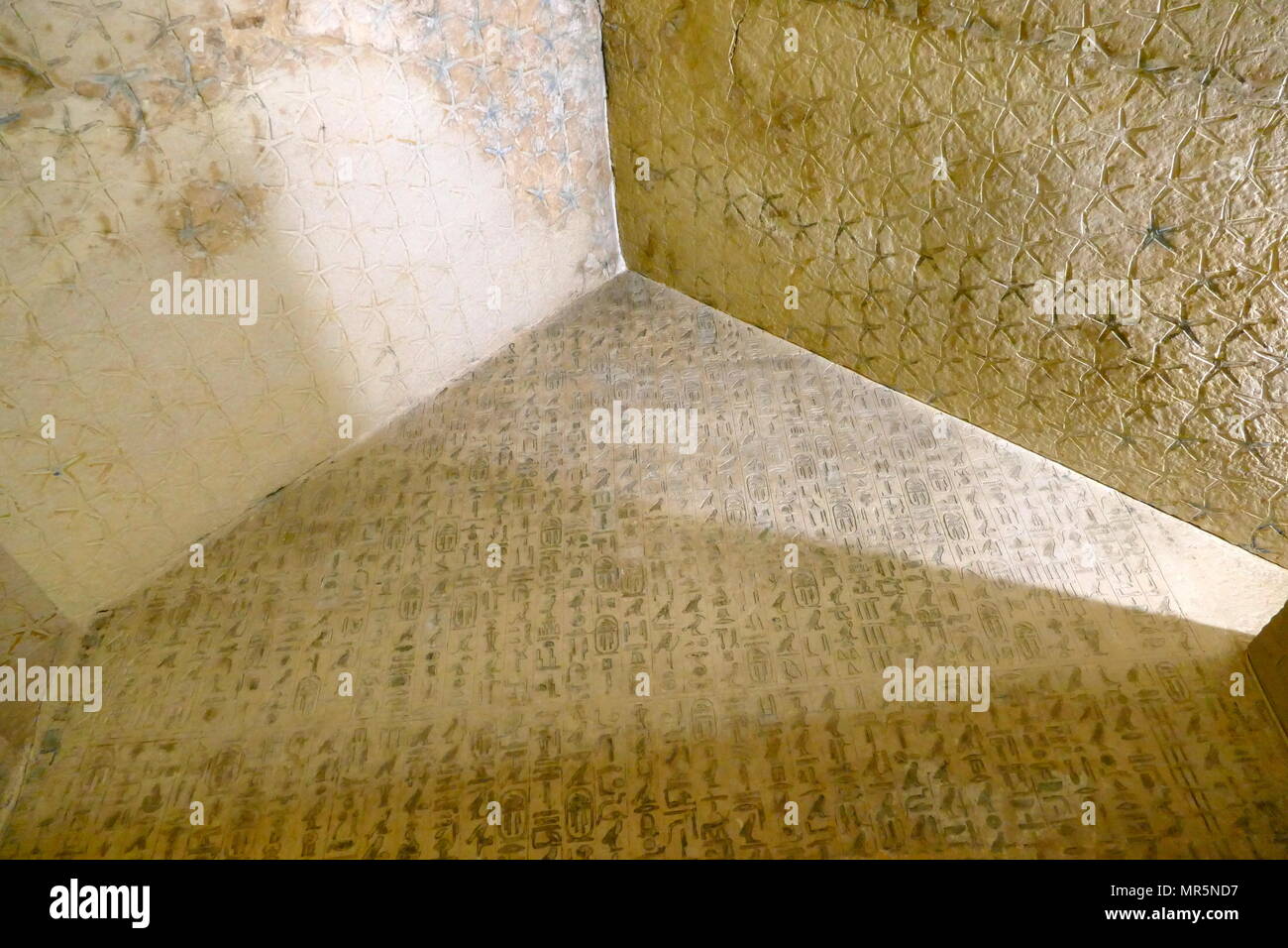 Los relieves en el interior del complejo de la pirámide de las anus, en Saqqara, cerca de El Cairo en Egipto. Fue construida por el faraón anus, el noveno y último rey de la quinta dinastía a mediados de los años 24 siglo A.C. la pirámide de anus es el primero en tener los textos en las paredes de las cámaras funerarias. Los hechizos de estos textos Pirámide fueron pensadas para ser útiles al rey muerto en el más allá; algunos fueron recitados durante sus ceremonias fúnebres. Los jeroglíficos en las anus' pirámide son Incisa in fine hundido socorro y pintada de azul, mientras que el techo del sarcófago cámara se cubre con estrellas Foto de stock