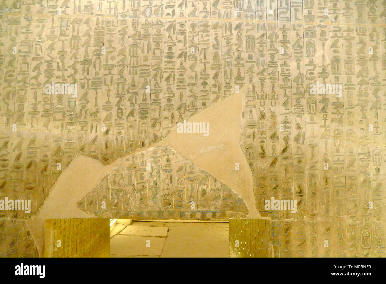 Los relieves en el interior del complejo de la pirámide de las anus, en Saqqara, cerca de El Cairo en Egipto. Fue construida por el faraón anus, el noveno y último rey de la quinta dinastía a mediados de los años 24 siglo A.C. la pirámide de anus es el primero en tener los textos en las paredes de las cámaras funerarias. Los hechizos de estos textos Pirámide fueron pensadas para ser útiles al rey muerto en el más allá; algunos fueron recitados durante sus ceremonias fúnebres. Los jeroglíficos en las anus' pirámide son Incisa in fine hundido socorro y pintada de azul, mientras que el techo del sarcófago cámara se cubre con estrellas Foto de stock