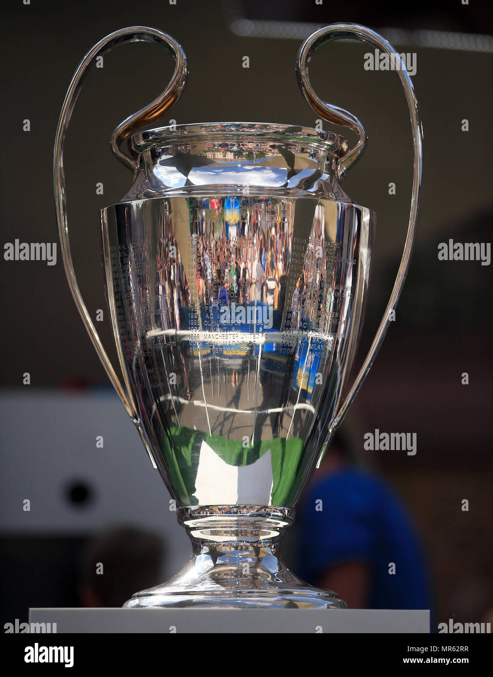 Trofeo de la UEFA Champions League en la pantalla en Kiev, donde el Liverpool jugará el Real Madrid la final de la UEFA Champions League por la noche Fotografía de
