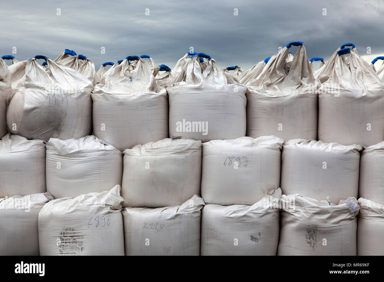 Apilar paquetes grandes, sacos, Puerto de Husavik, al norte de Islandia,  Islandia Fotografía de stock - Alamy