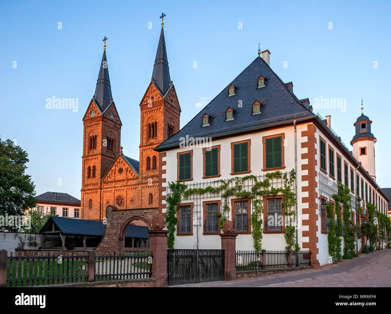 Iglesia de monasterio de estilo neorrománico, Basílica de San Marcelino y San Pedro en el monasterio benedictino, Seligenstadt, Hesse. Foto de stock