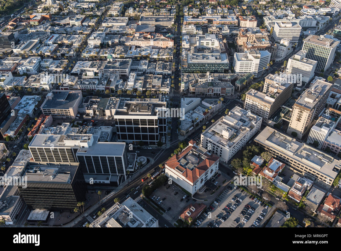 Por la tarde vista aérea de la zona comercial y cerca de Rodeo Drive y Wilshire Boulevard en Beverly Hills, California. Foto de stock