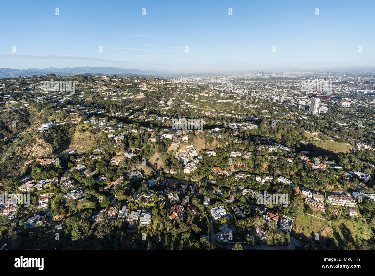 Vista aérea de la ladera de la colina y cañón hogares por encima de las colinas de Beverly, West Hollywood y Los Ángeles y pintorescas en el sur de California. Foto de stock