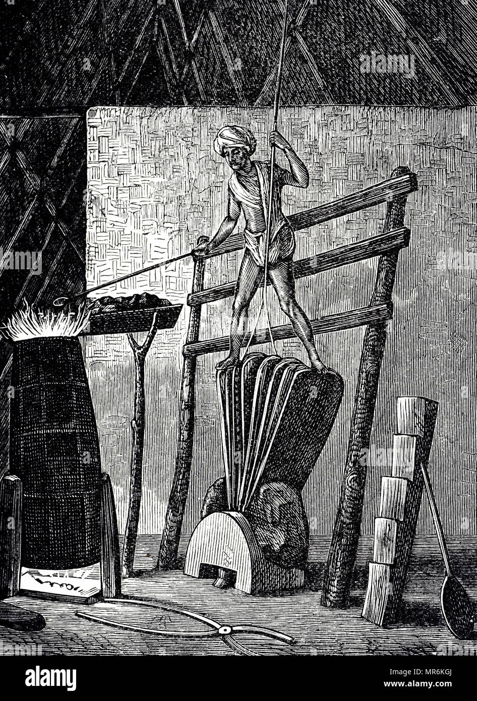 Grabado representando la fundición de hierro en la India. Fecha del siglo XIX Foto de stock