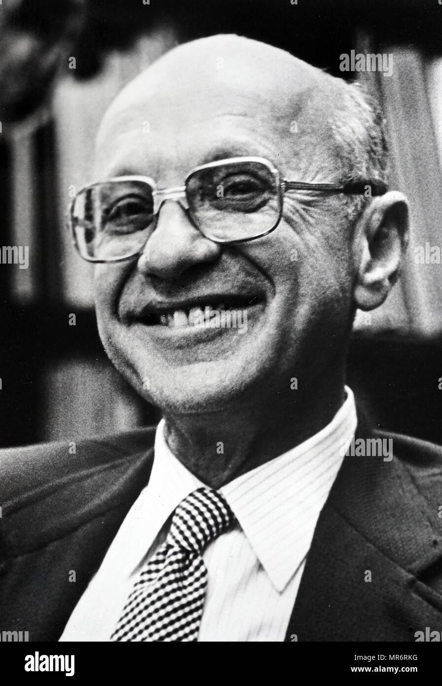 Fotografía de Milton Friedman (1912-2006), un economista americano, quien recibió el Premio Nobel de 1976 Memorial en Ciencias Económicas. Fecha siglo xx Foto de stock