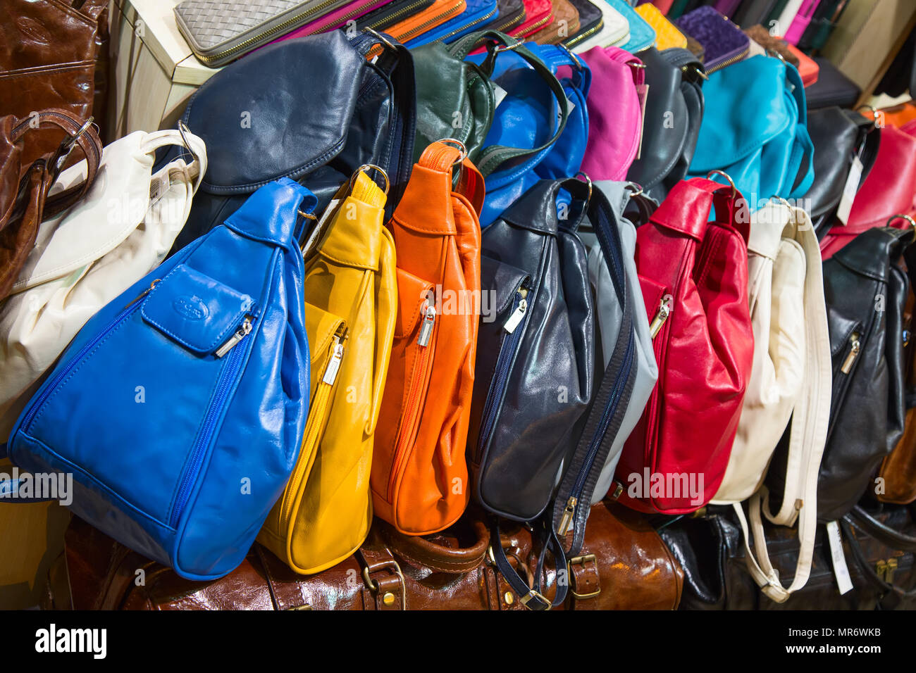Estambul - 3 de mayo: falsificó bolsas en venta en la calle estrecha  alrededor del Gran Bazar