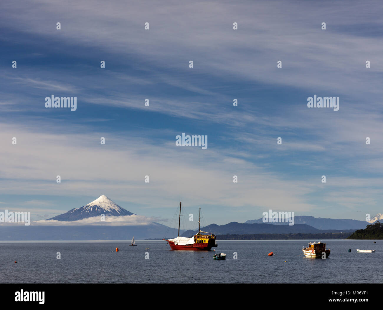 Puerto Varas, Lake District, Chile: interesantes botes en el Lago Llanquihue, el volcán Osorno como telón de fondo. Foto de stock