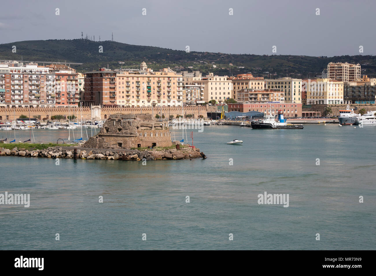 Una vista de Civitavecchia puerto de cruceros en Italia desde la cubierta  de un barco de crucero Fotografía de stock - Alamy