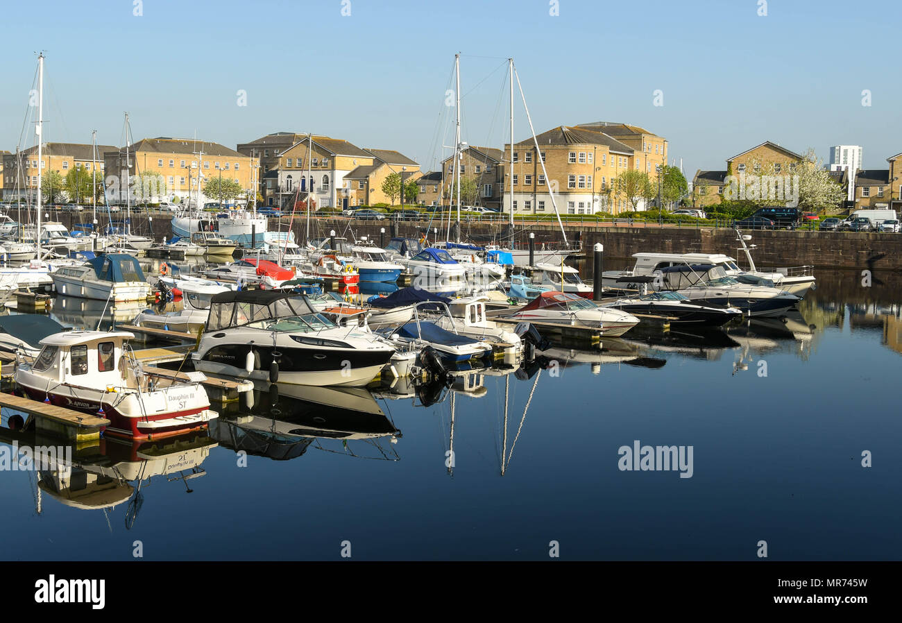 Amplio ángulo de visión horizontal de los barcos y yates en Penarth Marina, Cardiff, País de