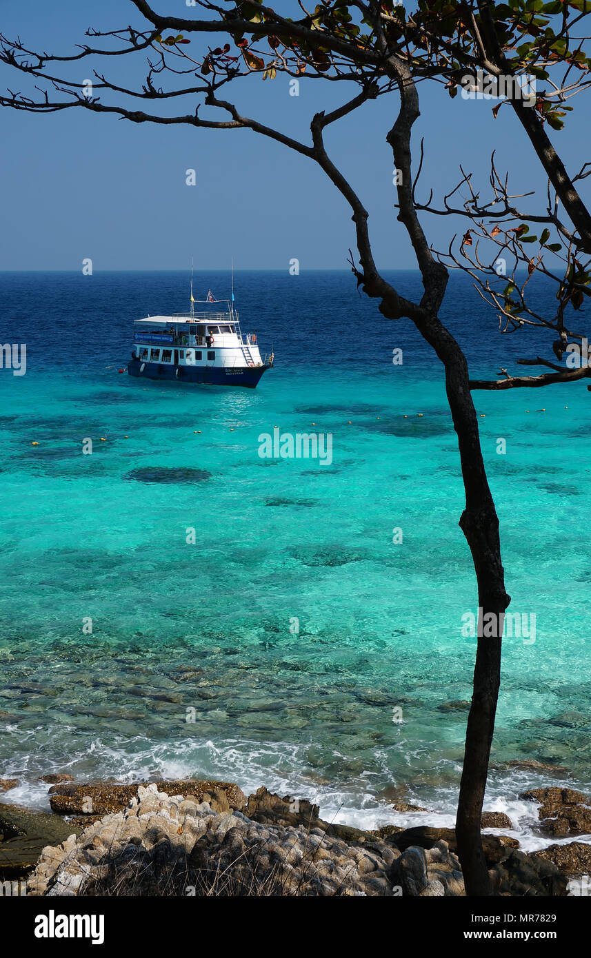 La Isla de racha en Phuket, Tailandia. Los más hermosos de la isla de Phuket, en un paisaje impresionante y el agua de mar de cristal fue atraído a tantos turistas para visitar Foto de stock