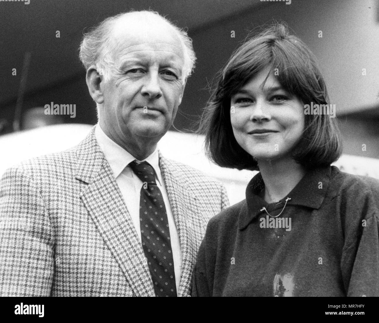 LECTORES DE BBC NEWS FRANK BOUGH Y DEBBIE LANZADOR. PORTSMOUTH 1985 Foto de stock