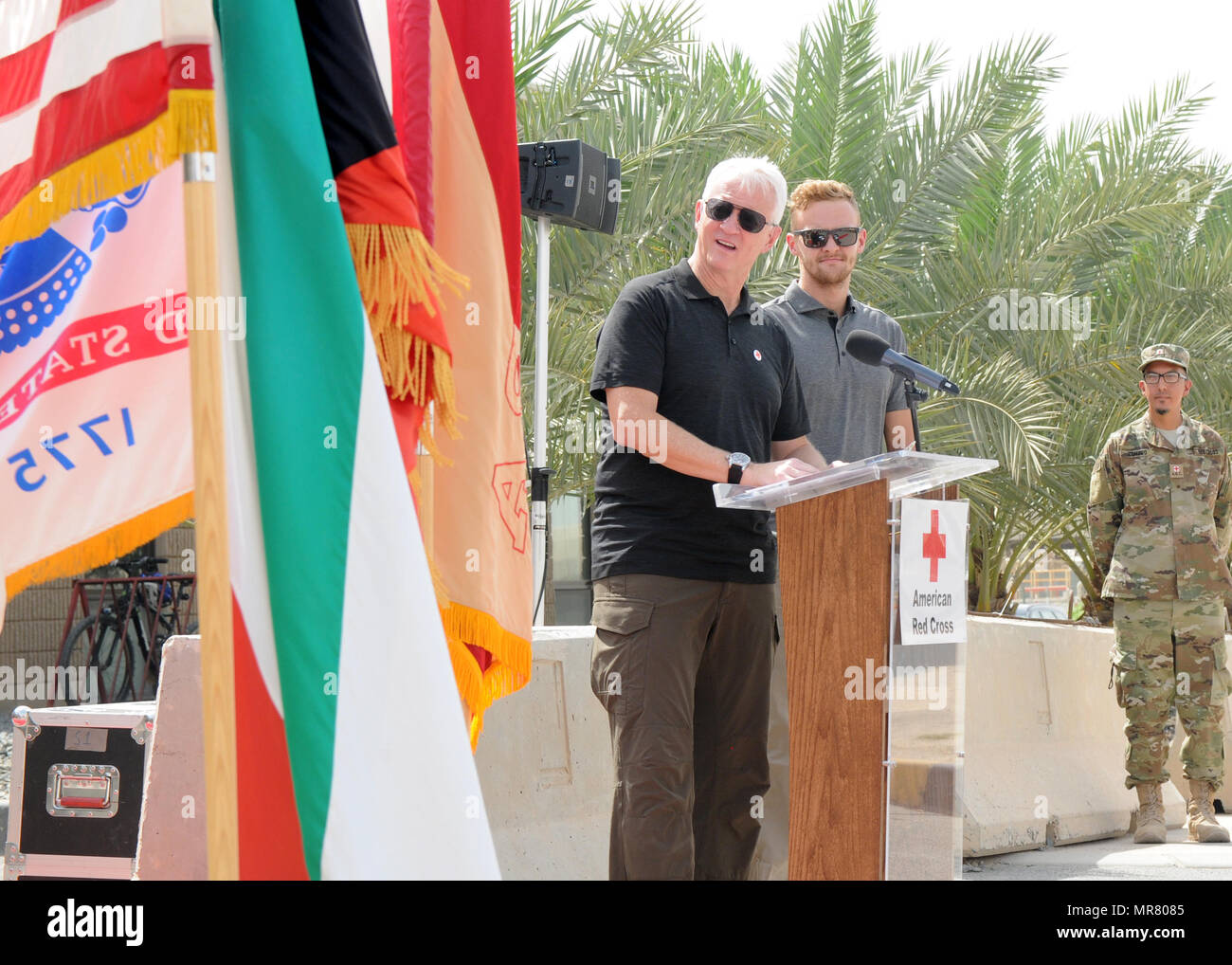 Campamento Arifjan, Kuwait (de izquierda a derecha) Michael Jordan y