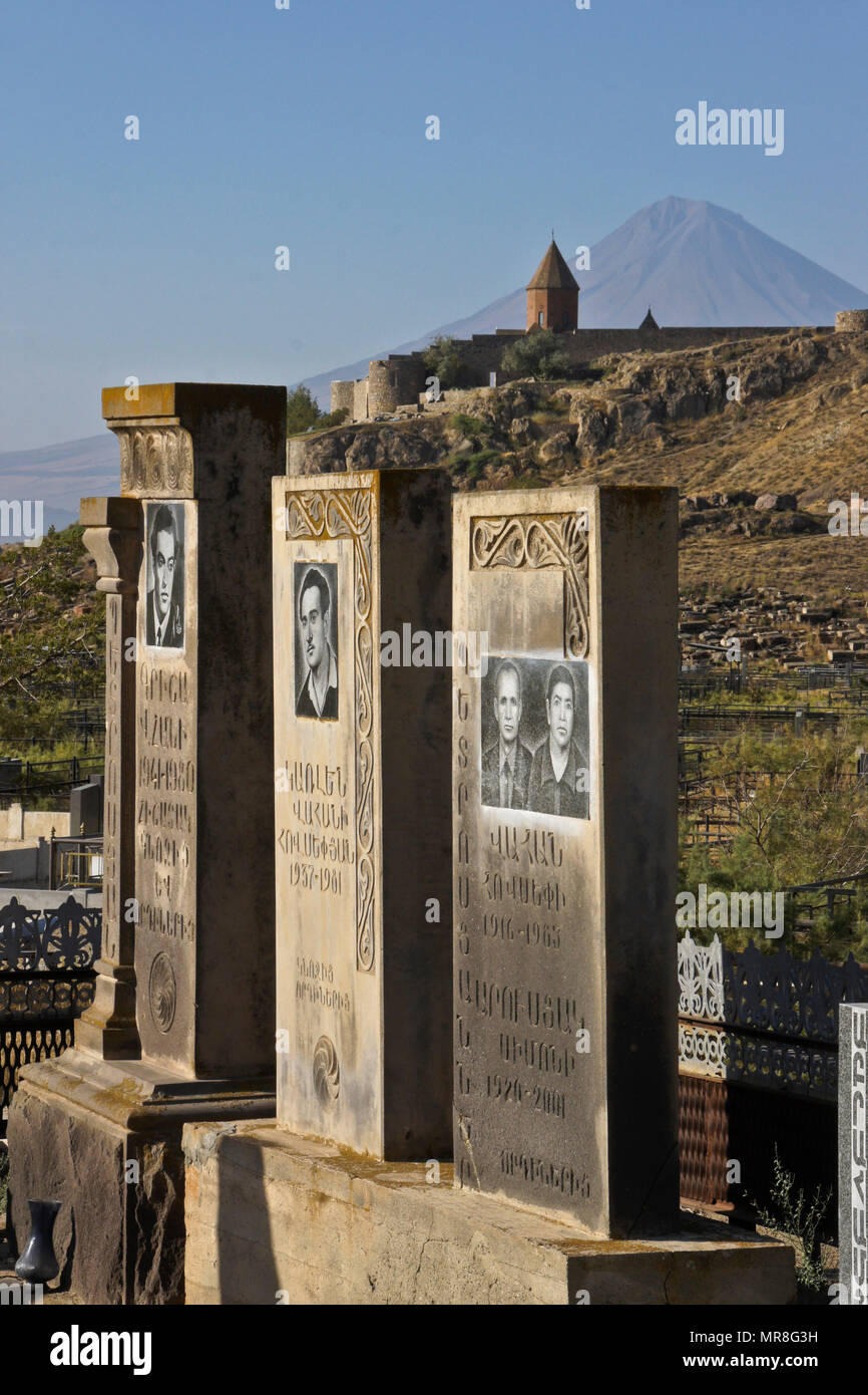 El pico del Monte Ararat poco nace detrás de un cementerio debajo de Khor Virap monasterio en Armenia. Muchas lápidas incluir fotografías de los fallecidos. Foto de stock