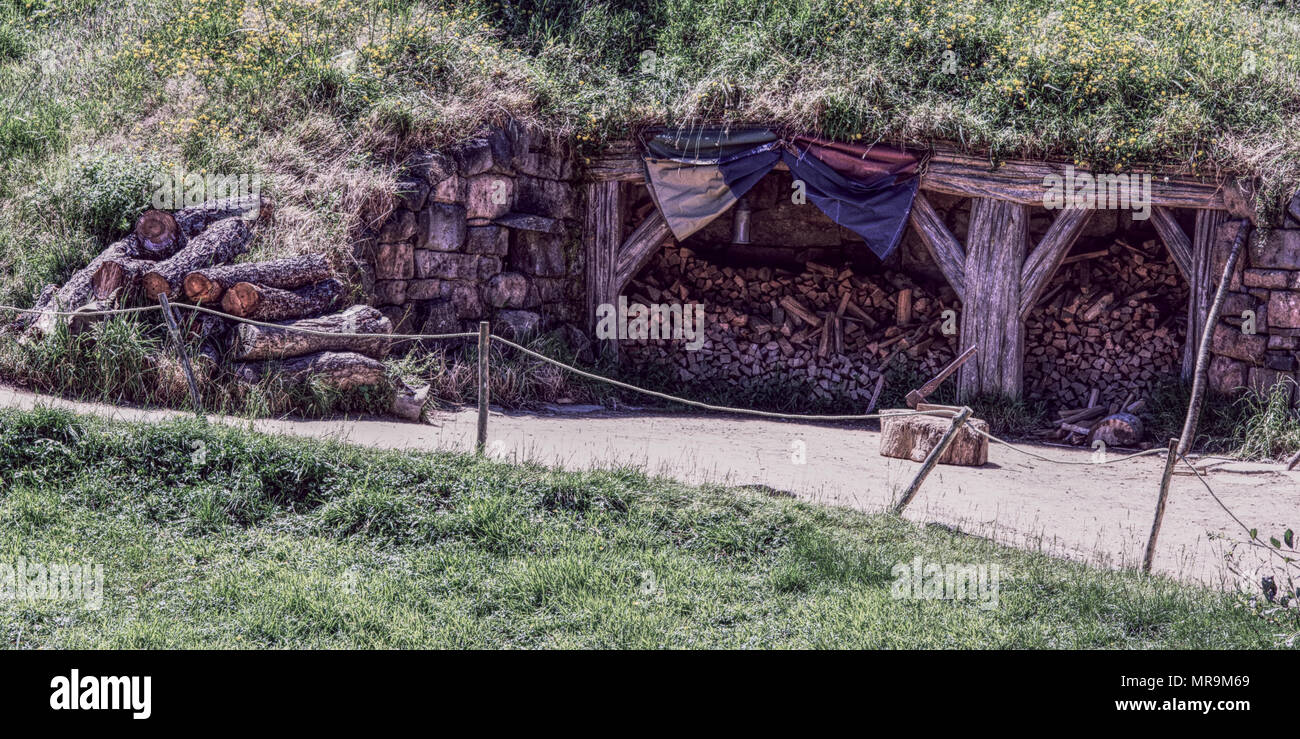 Patio de madera en Hobbiton, Nz Foto de stock