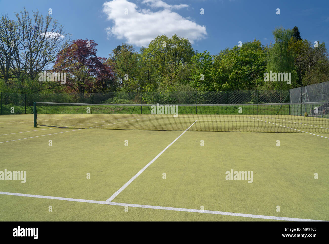 Abrir vista de cancha de tenis de césped artificial Foto de stock