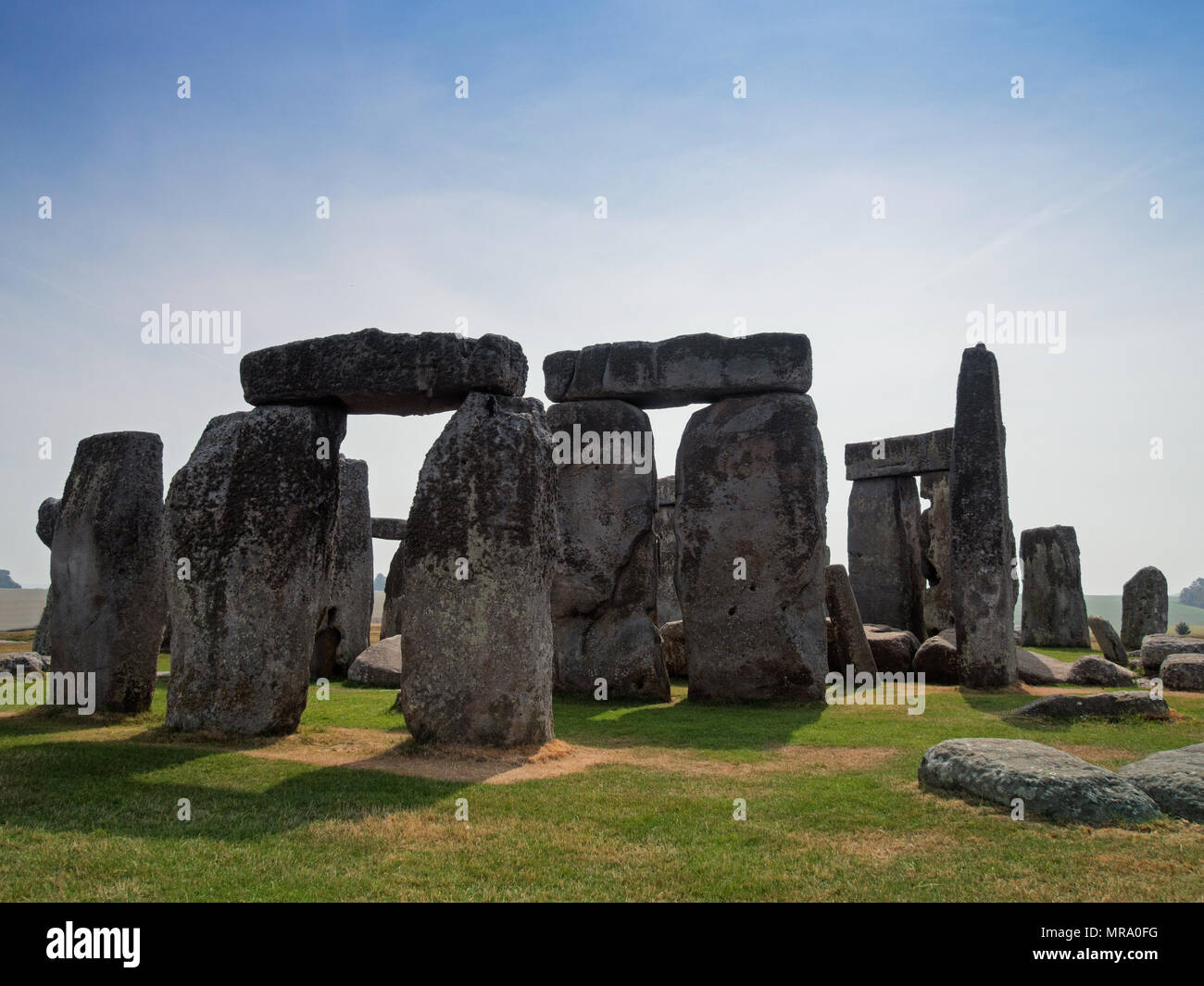 Círculo de Stonehenge en verano con cielos azules y sin gente, en Salisbury, Reino Unido. Foto de stock