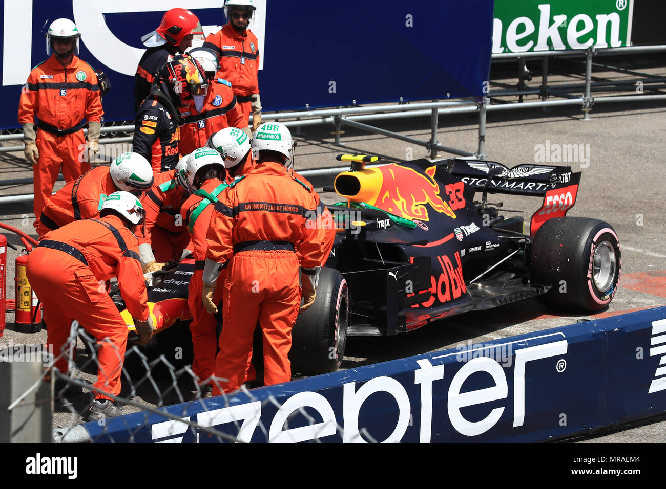 Circuito de Mónaco, Mónaco, Monte Carlo. El 26 de mayo, 2018. Gran Premio de Fórmula 1 de Mónaco, la calificación del sábado; Aston Martin Red Bull Racing TAG Heuer, Max Verstappen se bloquea al salir de la piscina y su coche empujado fuera el crédito del curso: Además de los deportes de acción/Alamy Live News Foto de stock