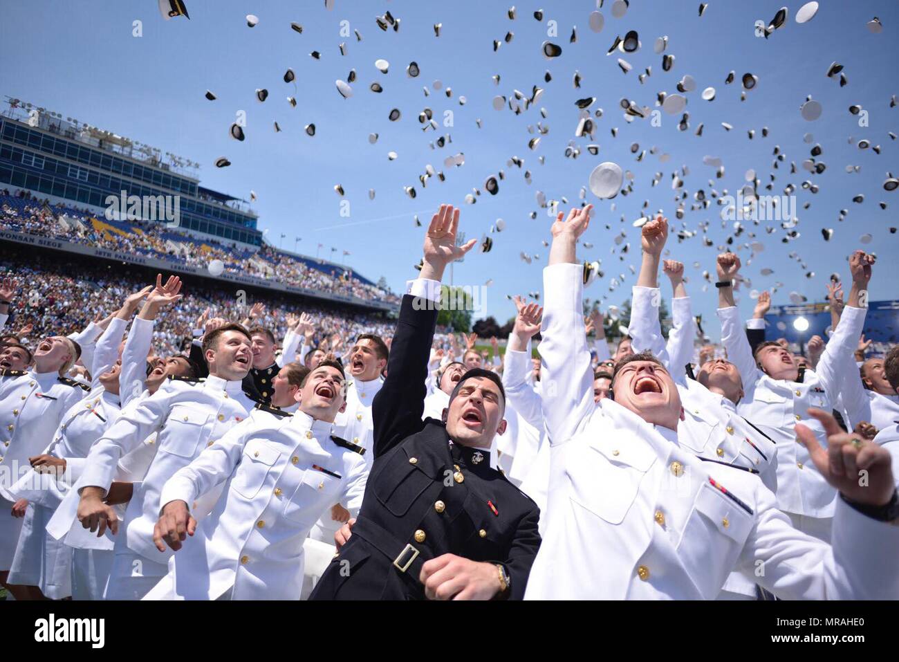 Los graduados de la Academia Naval de los Estados Unidos lanzando sus sombreros al aire durante la tradición anual marcando su puesta en marcha y su graduación el 25 de mayo de 2018, en Annapolis, Maryland. La clase del 2018 se graduaron 1.042 cadetes y fue dirigida por el presidente Donald Trump durante la ceremonia. Foto de stock