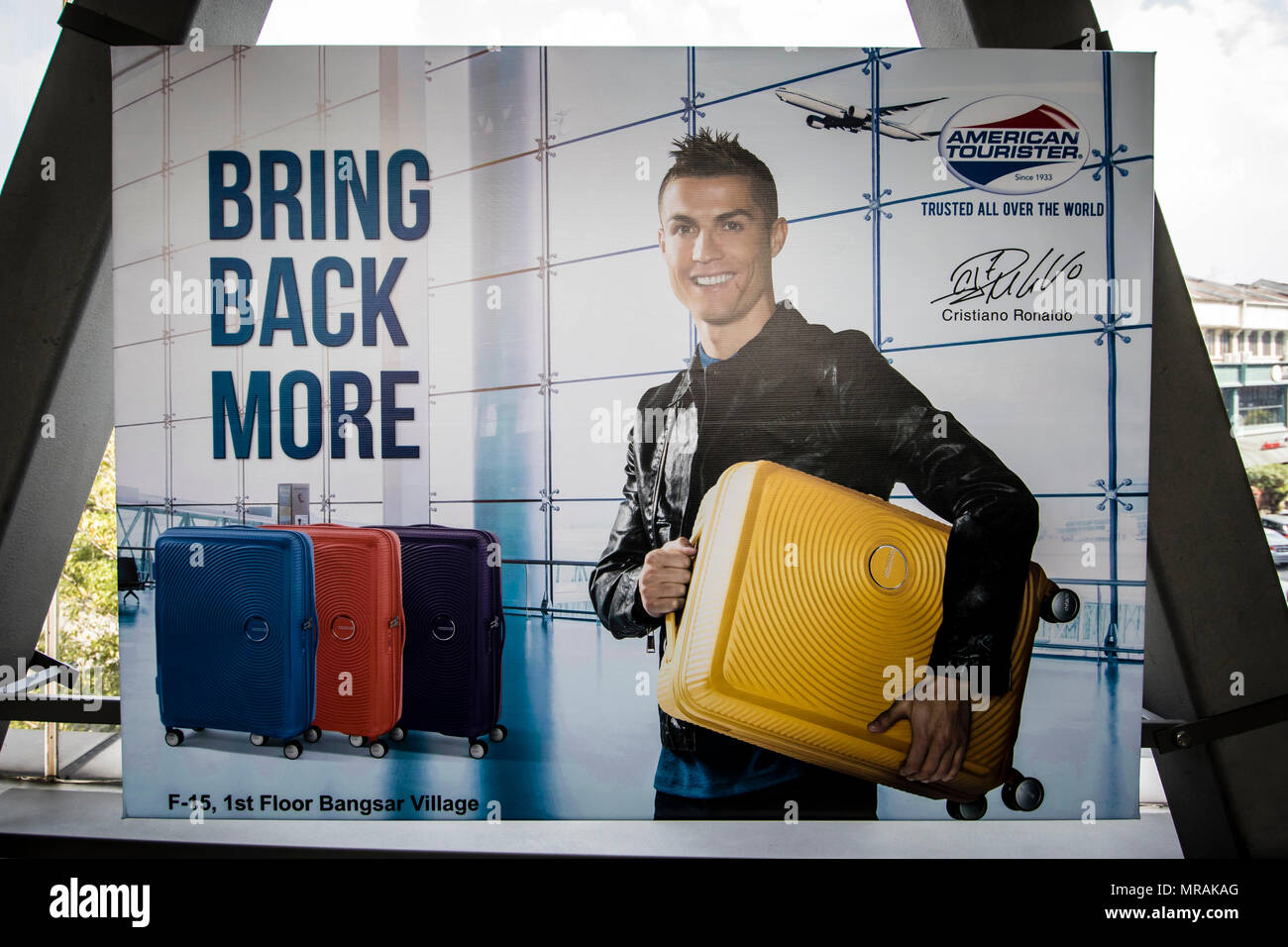 Kuala Lumpur, Malasia. El 26 de mayo, 2018. El famoso futbolista Cristiano Ronaldo publicidad de Tourister bolsa de equipaje se muestre en una cartelera de interior en un centro comercial de