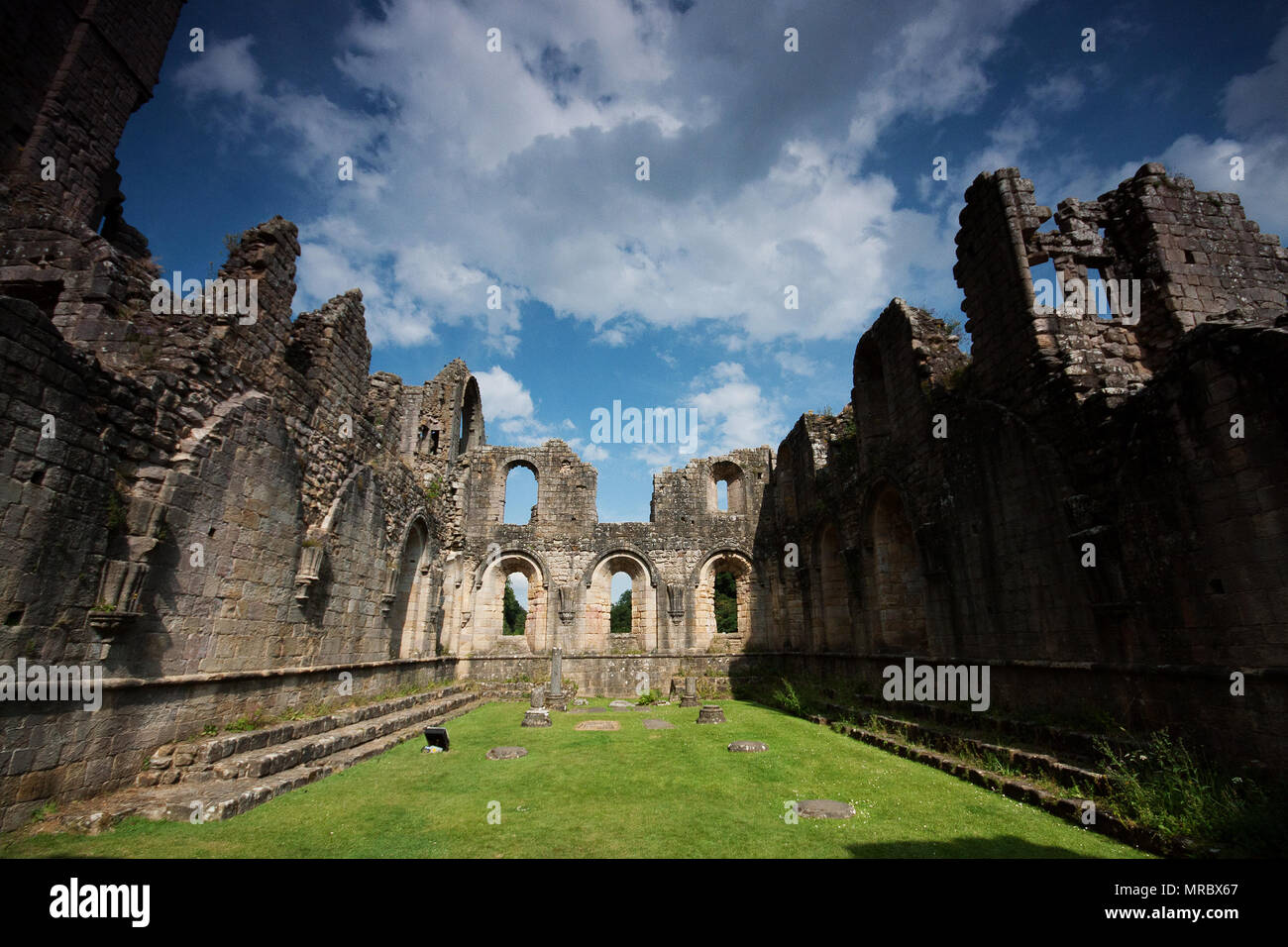 Como patio interior de las ruinas de un monasterio de Fountains Abbey, Ripon, UK Foto de stock
