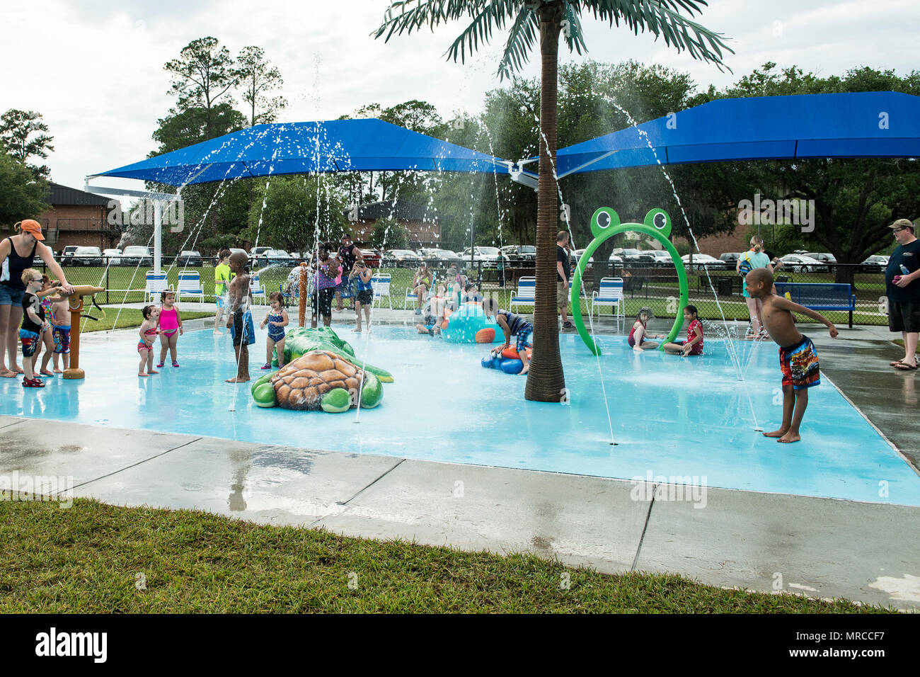 Los asistentes jugar en un splash pad durante el verano Moody Block