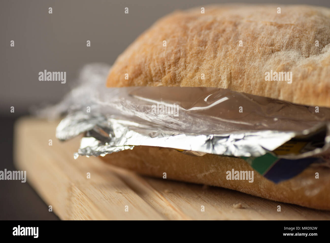 Fresh sabroso Panini sandwich con residuos de plástico y papel cartón