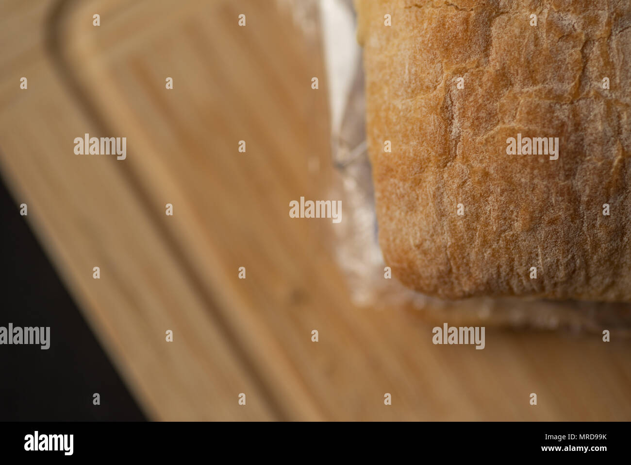 Fresh sabroso Panini sandwich con residuos de plástico y papel cartón